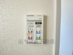 雨の日の洗濯も安心できる浴室暖房乾燥機付き浴室。リモコンで操作もボタン1つで簡単。 浴室暖房乾燥機には、暖房、乾燥、涼風、換気の4つの機能が付いています。タイマー付きです。