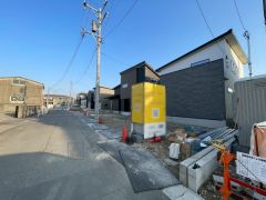 前面道路は北側公道約6.2ｍ。幅広く交通量も少ない為安心して離合できます＾＾