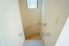 ご年配の方でも安心できる、手すり付き階段です＾＾段差も低めで設定されてますので安全性にも優れてますね＾＾