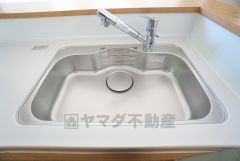 広々としたステンレスシンクには、洗剤やスポンジを収納出来るラック付き。広さも確保しているので、大きなお鍋も洗いやすいです。