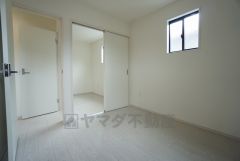 一部屋で利用することも、お子様が大きくなれば二部屋として用途によって可動間仕切りの出来る洋室です＾＾
