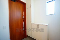 たっぷり収納できるシューズボックスです。家族全員の靴がきれいに整頓できます。棚の上にお花や写真を飾っても良いですね。