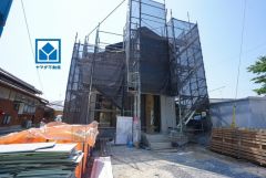 JR新原駅まで徒歩4分。コンビニまで徒歩4分。西鉄バス「新原」停まで徒歩4分。 カースペースは停めやすい並列駐車2台付き。