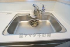 広々とした凸型シンクに洗剤ポケットを標準装備。大きなお鍋など洗いやすいです。洗剤や石鹸、スポンジもすっきりできる収納付き。