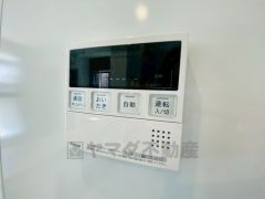 給湯器リモコンはキッチン横からボタンひとつで操作が楽々。通話ボタン付きでお子様とも会話ができて安心です。