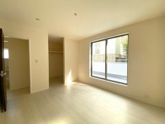 住む人のこだわりを活かす洋室＾＾日当たりがよく、寝室としての利用もおすすめ。広めのクローゼットもあり荷物もすっきり片付けれ、ゆとりのある暮らしが出来ます＾＾