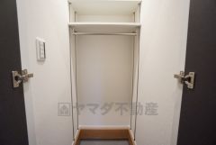 シューズインクローゼットも完備されており、玄関収納も問題ありません。棚の上にお花など飾ってインテリアも楽しめますね。