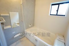 1日の疲れを癒すくつろぎのバスルーム。足を伸ばしてもゆったりと入れるサイズです。お子様と一緒にお風呂に入っても狭くないですね^^