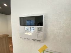 給湯器リモコンはキッチン横からボタンひとつで操作が楽々。通話ボタン付きでお子様とも会話ができて安心です。
