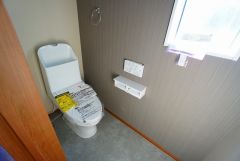 温水洗浄機付トイレです。節水機能もあるので、安心して使えますね。もちろん、1階2階の2ヶ所にトイレがあるので、忙しい朝にもゆとりができますね。手洗い場付き。