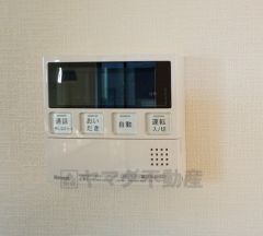 キッチン横からお湯張り、追い炊き、足し湯がボタン一つで楽々操作できる給湯機リモコンです＾＾忙しい夕飯の準備の時間帯に重宝しますね。