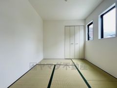 リビングからの続き間として和室をご用意しました。普段はリビングとつなげて開放的なスペースとして。来客時には客間としてお使いいただけます。