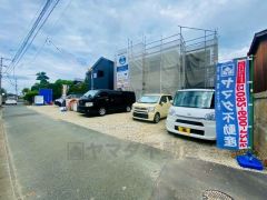 前面道路は公道南西側3.4ｍ。 大型車などの通行が無く小さなお子様がいるご家庭でも安心です＾＾