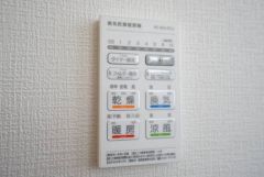 雨の日の洗濯も安心できる浴室暖房乾燥機付き浴室。リモコンで操作もボタン1つで簡単。 浴室暖房乾燥機には、暖房、乾燥、涼風、換気の4つの機能が付いています。タイマー付きです。