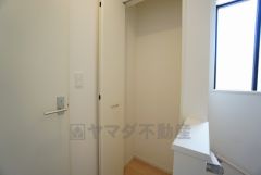 2階廊下収納。掃除用品や日用品のストック収納に便利です＾＾