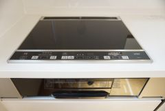 同仕様写真。お手入れのしやすいIHクッキングヒーターです。 3口コンロなので、効率よくお料理が楽しめます。毎日のお料理も楽しくなりますね＾＾