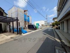 道幅が広く、車通勤の方や買い物などでの車の出し入れも楽々できて嬉しいですね。