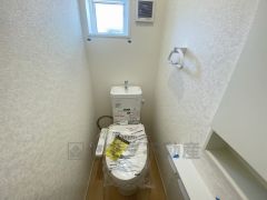 温水洗浄機付トイレです。節水機能もあるので、安心して使えますね。もちろん、1階2階の2ヶ所にトイレがあるので、忙しい朝にもゆとりができますね。