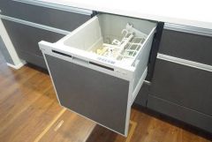 食事の後の手間を解消する食器洗い乾燥機付。冬場の洗い物で手荒れの悩みもなくなります。手洗いよりも節約できて便利。