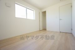 同仕様写真。木目調のシンプルデザインで落ち着きと安らぎの空間に仕上げています。各部屋に収納が完備されているので、お荷物が多くなっても安心の設計です。