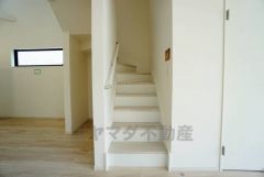 ご年配の方でも安心できる、手すり付き階段です＾＾段差も低めで設定されてますので安全性にも優れてますね＾＾