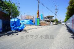 前面道路は大型車両などの通行も少なく小さなお子様がいるご家庭も安心です＾＾カースペースは3台駐車出来ます＾＾