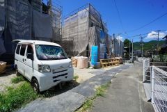 前面道路は東側約4ｍ。交通量が少ないため小さなお子様がいるご家庭でも安心です。ドラッグストアまで徒歩14分。