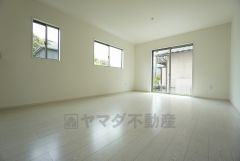 同仕様写真。大きな窓のあるリビングは、陽光あふれる明るい空間です。居心地良く、ご家族皆がゆったり寛げる憩いの空間となりそうです。