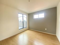 主寝室としてお使いいただけそうなこちらのお部屋は、日当たりが良く、爽やかな風を感じて起きる朝は、快適生活の始まりに。