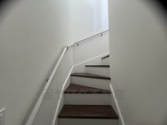 ご年配の方でも安心できる、手すり付き階段です＾＾段差も低めで設定されてますので安全性にも優れてますね＾＾