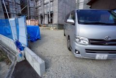 カースペースは停めやすい並列駐車2台付き。