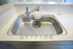 大きなお鍋も楽々洗える幅の広いシンクです＾＾ステンレスシンクなので簡単にお掃除できますよ。