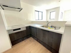 対面式カウンターキッチンでお子様の様子が見守れます。カウンタートップは耐熱性に優れており、日ごろのお掃除もふき取るだけでＯＫ。ステンレスシンクも簡単にお掃除できますよ。