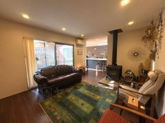 ネスターマーティンS43と断熱二重煙突の薪ストーブを設置し、炉台は栃木県の大谷石を用いて作成しています。薪ストーブのメンテナンスは引継ぎ、ご紹介等させていただきます。