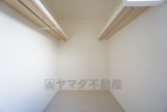 収納力豊富なウォークインクローゼット。洋服や小物などを1箇所にまとめて美しい収納を実現します。スーツケースのような大型の荷物も置けます＾＾