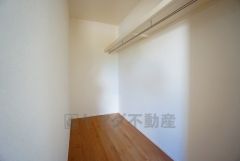 収納力豊富なウォークインクローゼット付き。洋服や小物などを1箇所にまとめて美しい収納を実現します。