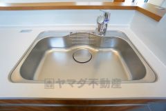 色も形もキレイなシンクは、広さも確保しているので、大きめの鍋も簡単に洗えます。