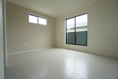 デザインクロスが2階洋室の雰囲気を上品に仕上げています。いつもと違う雰囲気のお部屋をお楽しみください。