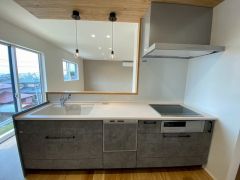 調理により発生する油煙や臭いを吸い込み、屋外へ排気してくれます。