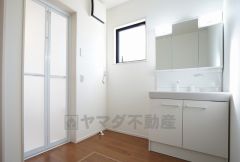 同仕様写真。三面鏡つき洗面台。収納も一体型になっているので、ドライヤーやヘアアイロンの置き場に困りませんね。