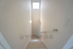 ご年配の方でも安心できる、手すり付き階段です＾＾段差も低めで設定されてますので安全性にも優れてますね＾＾