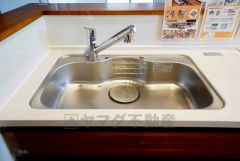 広々とした凸型シンクに洗剤ポケットを標準装備。大きなお鍋など洗いやすいです。洗剤や石鹸、スポンジもすっきりできる収納付き。