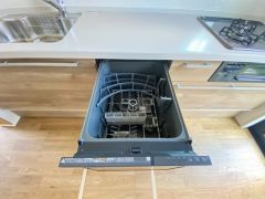 家事の時間が短縮できる食器洗浄乾燥機付。後片付けもラクラクです。 食器を洗う手間が減るので家族とのコミュニケーションの時間や自分の時間が増えますね。