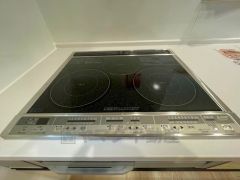 お手入れのしやすいIHクッキングヒーターです。 3口コンロなので、効率よくお料理が楽しめます。毎日のお料理も楽しくなりますね＾＾