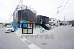 前面道路は、公道東側約6ｍ、南側約6ｍ。住人以外の車の進入も少なく、小さなお子様を持つご家庭にも安心です。