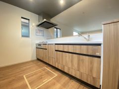 オシャレで機能的なキッチン。カウンターキッチンで、ご家族と会話をしながら調理ができます。