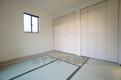 同仕様写真。リビング隣には、ホッとできる和室を用意。客間としてはもちろん、お子様のお昼寝スペースや書斎としても活躍してくれそうです＾＾