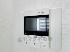 防犯性、セキュリティ対策に安心できるテレビモニター付きインターフォンです。セールスマン対策にもなり安心できます。