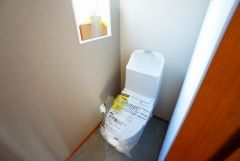 温水洗浄機付トイレです。節水機能もあるので、安心して使えますね。もちろん、1階2階の2ヶ所にトイレがあるので、忙しい朝にもゆとりができますね。手洗い場付き。