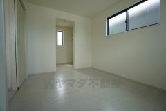 収納力豊富なウォークインクローゼット付き。洋服や小物などを1箇所にまとめて美しい収納を実現します。